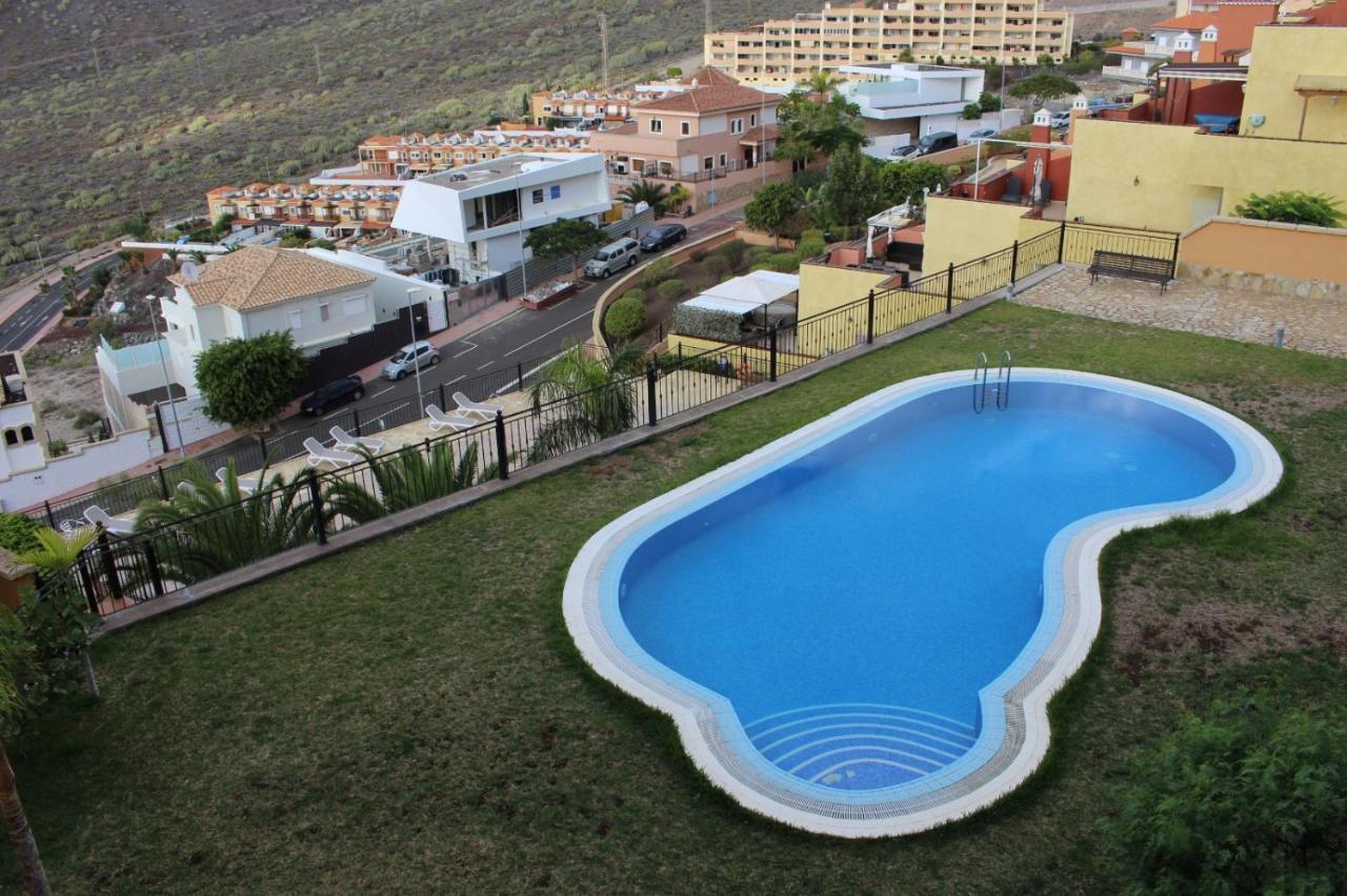 Apartament With A Serene Ocean And Mountain View