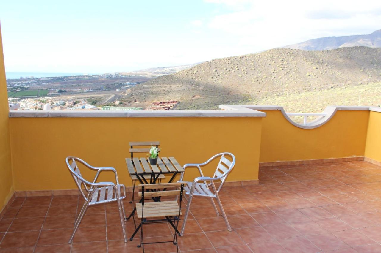 Apartament With A Serene Ocean And Mountain View