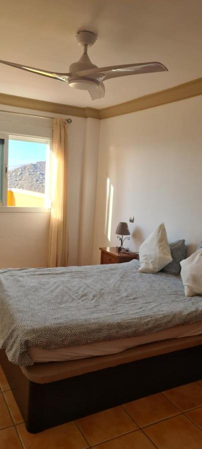 Apartament With A Serene Ocean And Mountain View