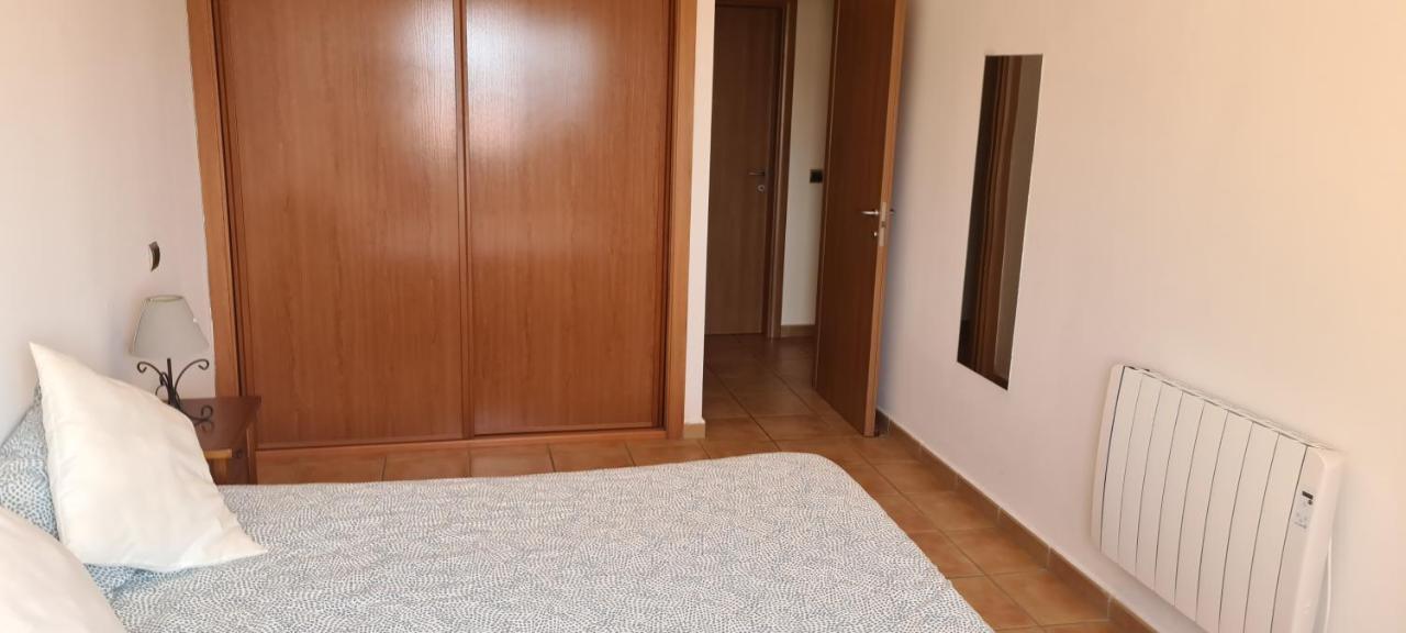 With A Serene Ocean And Mountain View Apartamento *