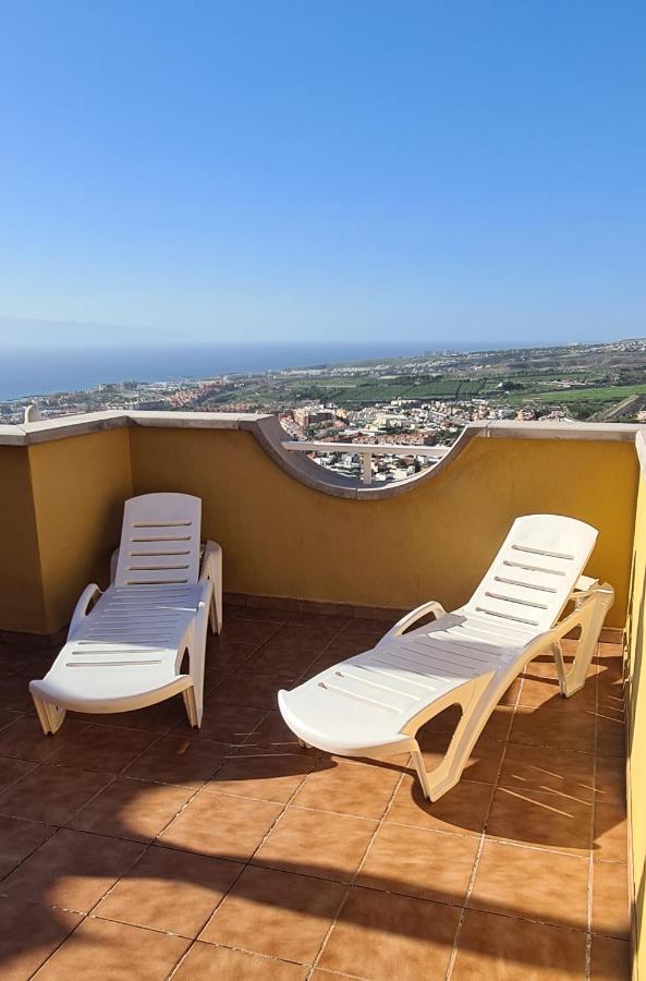 With A Serene Ocean And Mountain View Apartamento